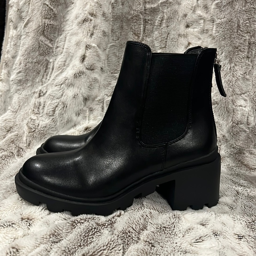 Women’s Size 7 Black Dolce Vita Booties, EUC! Perfect for Fall/Winter.